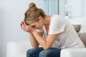 femme qui essaie de gérer son stress lié à la maladie chronique