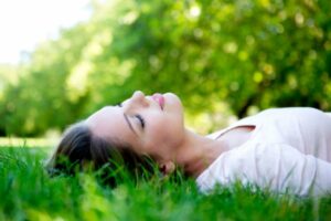 femme pratiquant une technique de respiration consciente pour gérer le stress et améliorer le sommeil