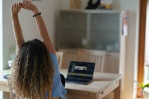 personne apaisée au bureau avec une maladie chronique, gestion du stress au travail