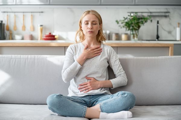 Personne en respiration consciente pour se recentrer et prendre confiance en soi malgré la maladie