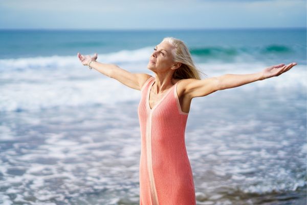 Femme contemplant l’horizon avec confiance en soi après un diagnostic de maladie chronique
